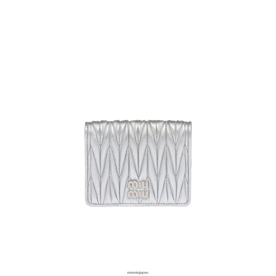 スモールマトラッセナッパレザーウォレット Miu Miu 銀 コレクション D2466R1068